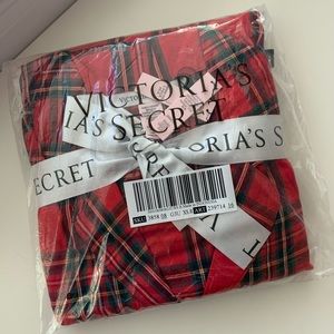 XS NWT Victoria’s Secret long PJ set